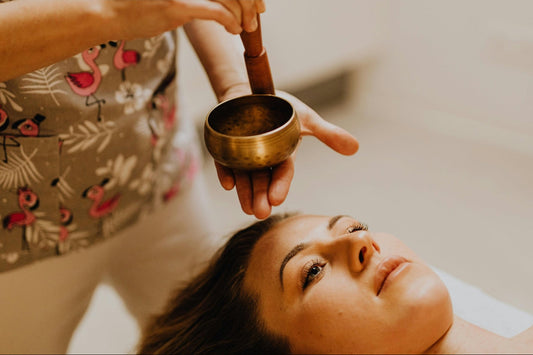 Comment masser le visage avec un rouleau ? Techniques, bienfaits et conseils