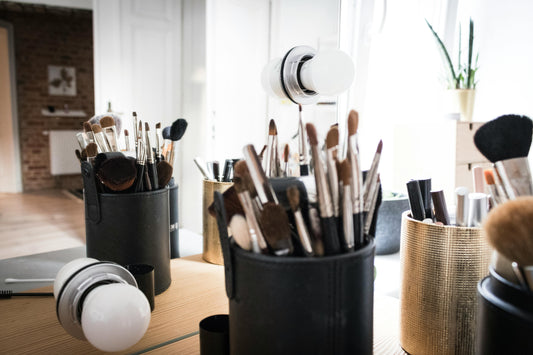 Guide Pratique pour une Peau Saine : Comment Nettoyer Ses Pinceaux de Maquillage ?